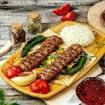 باب کوبیده ایرانی روی زغال همراه با گوجه کبابی و نان سنگک
