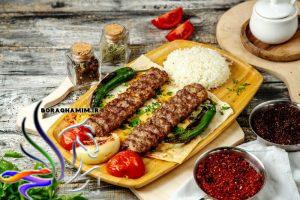 باب کوبیده ایرانی روی زغال همراه با گوجه کبابی و نان سنگک