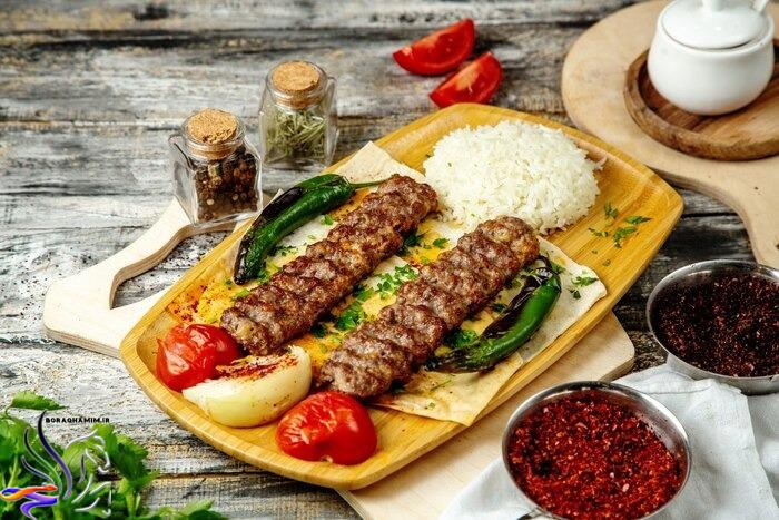 باب کوبیده ایرانی روی زغال همراه با گوجه کبابی و نان سنگک